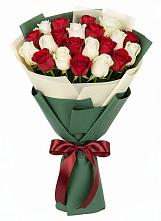 Букет Микс из красных и белых роз в Ермаковской