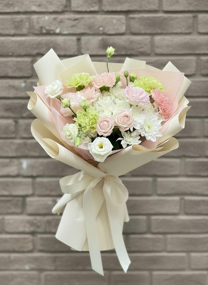 Букет цветов из: Гвоздики, Розы, Лизиантусы и Хризантемы в Ермаковской