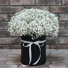 Цветочная композиция из Гипсофила в шляпной коробке в Ермаковской