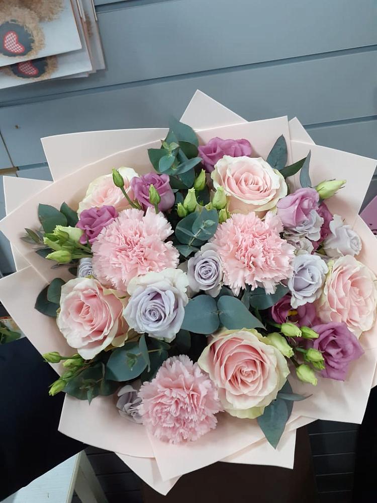 Букет цветов из: Розы, Гвоздики и Лизиантусы в Ермаковской